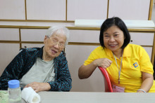 服務人員與長者合照。