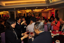 心齋仝人向來賓敬酒的熱鬧情況。