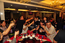 心齋仝人向來賓敬酒的熱鬧情況。