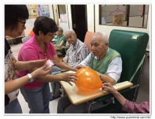 長者參予傳遞汽球遊戲時攝。