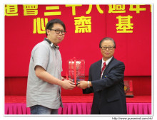 成功投得聖品者逐一上台接受聖品。