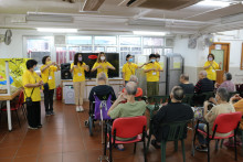 服務人員為長者示範健體操