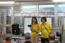 服務人員為長者獻唱時代金曲