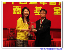 成功投得聖品者逐一上台接受聖品。