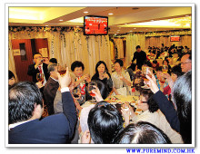 心齋仝人向每席來賓敬酒的熱鬧情況。