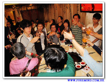 心齋仝人向每席來賓敬酒的熱鬧情況。