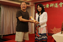 萬眾期待的抽獎環節開始，各幸運兒歡天喜地上台領取獎品。