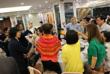 心齋仝人向每席來賓敬酒的熱鬧情況。