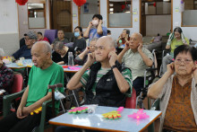 服務人員為長者示範健體操