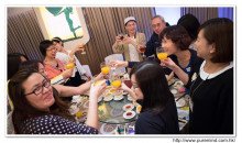 心齋仝人向每席來賓敬酒的熱鬧情況。