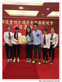 萬眾期待的抽獎環節開始，各幸運兒歡天喜地上台領取獎品。