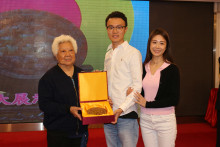 成功投得聖品者逐一上台接受聖品