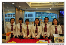 服務人員合照留念。