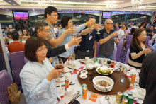 心齋仝人向來賓敬酒熱鬧情況