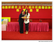 心齋基金總幹事梅婉蓉頒發紀念品予熱心人士。