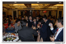 心齋仝人向每席來賓敬酒的熱鬧情況。