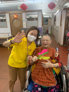 服務人員為長者獻唱時代金曲