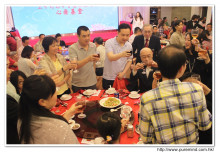 心齋服務仝人向來賓敬酒之熱鬧情況。