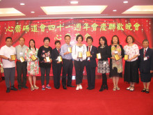 致送紀念品給支持心齋之熱心人士。