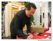 來賓簽名留念。