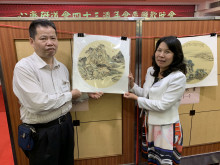 心齋基金國內負責人馮杏玲小姐頒發藝術品予成功競投者。