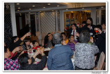 心齋仝人向每席來賓敬酒的熱鬧情況。