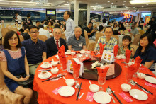 來賓與李一覺會長合照留念。