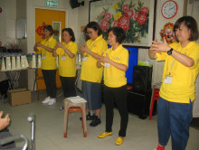 服務人員為長者示範健體操。