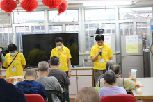 服務人員為長者示範健體操