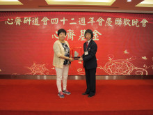 成功投得聖品者逐一上台接受聖品。