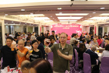 心齋仝人向來賓敬酒熱鬧情況