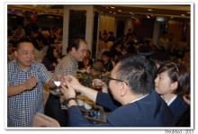 心齋仝人向每席來賓敬酒的熱鬧情況。