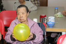 長者玩傳遞汽球遊戲時攝。