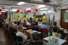 服務人員為長者獻唱時代金曲