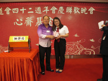 萬眾期待的抽獎環節開始，各幸運兒歡天喜地上台領取獎品。