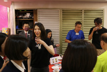 心齋仝人向來賓敬酒的熱鬧情況