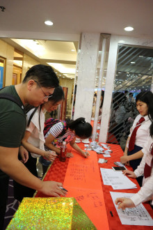 來賓簽名留念。