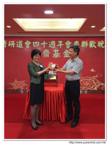 萬眾期待的抽獎環節開始，各幸運兒歡天喜地上台領取獎品。