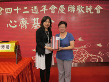 萬眾期待的抽獎環節開始，各幸運兒歡天喜地上台領取獎品。