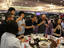 心齋仝人向來賓敬酒熱鬧情況