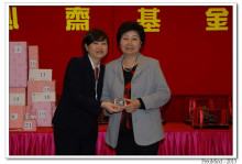 心齋基金總幹事梅婉蓉頒發紀念品予熱心人士。