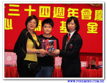 成功投得聖品者逐一上台接受聖品。