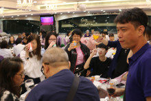 心齋仝人向來賓敬酒的熱鬧情況