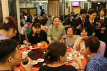 心齋仝人向來賓敬酒的熱鬧情況