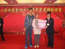 萬眾期待的抽獎環節開始，各幸運兒歡天喜地上台領取獎品。