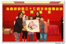 心齋基金國內負責人馮杏玲小姐頒發由中國名畫家胡焯渠先生 繪贈之牡丹國畫三幅予成功競投者。