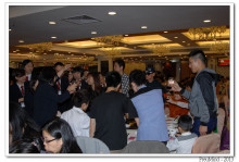 心齋仝人向每席來賓敬酒的熱鬧情況。