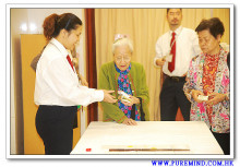 來賓試玩各類遊戲及贏取獎品情況。