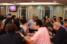 心齋仝人向來賓敬酒的熱鬧情況