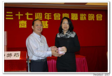 萬眾期待的抽獎環節開始，各幸運兒歡天喜地上台領取獎品。